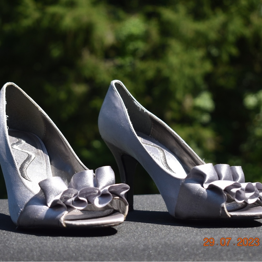 Women’s silver heel size 6